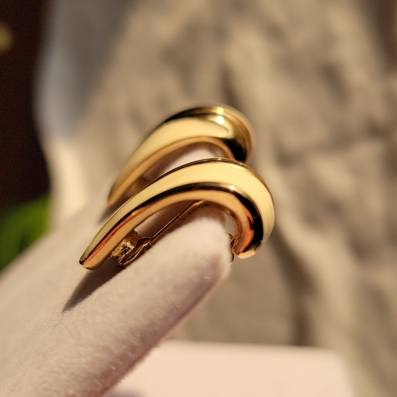 Vintage Ivory Enamel Earrings Gold Tone Clip-on - Picture 5 of 11